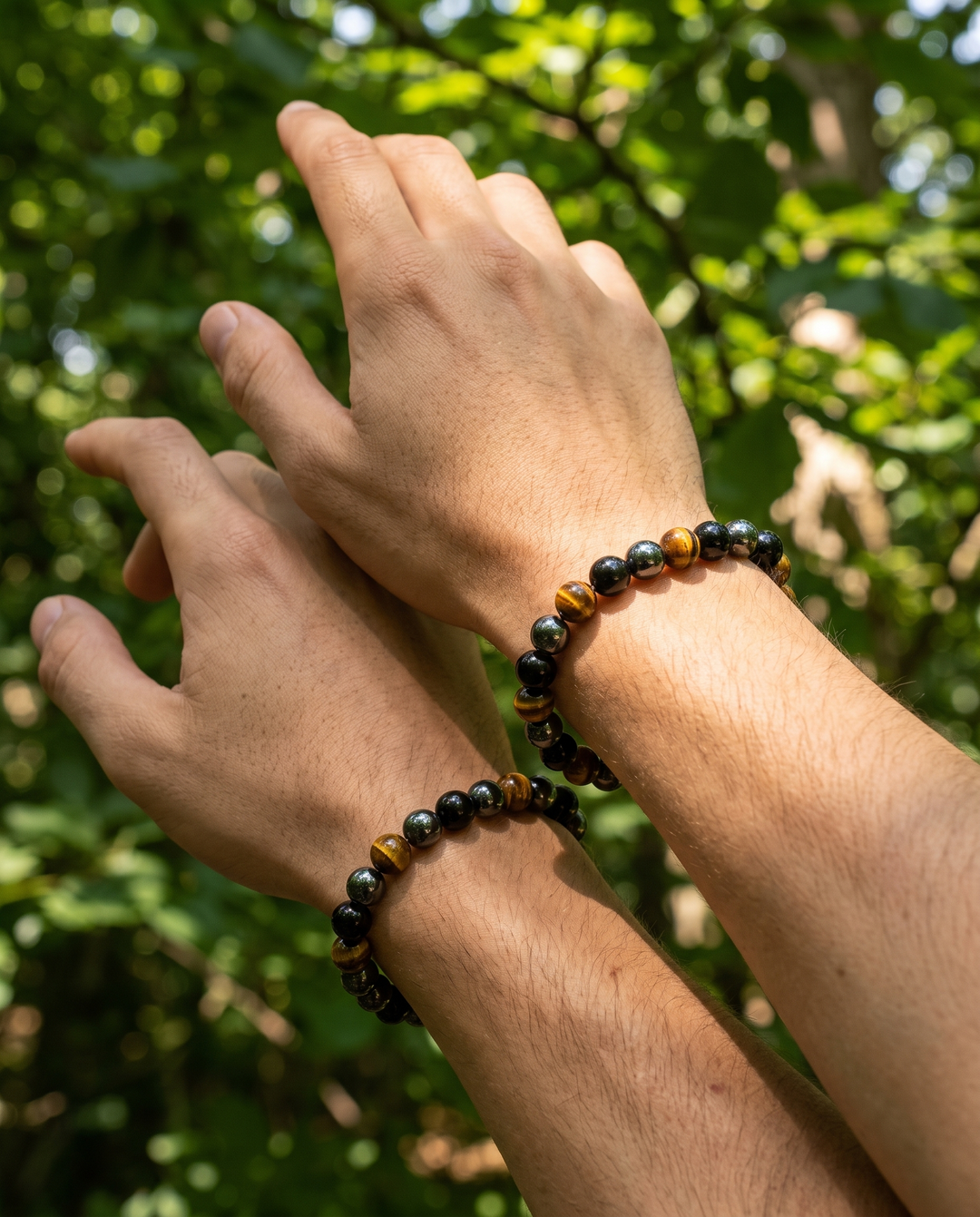 Armband av Hematit, Obsidian och Tigeröga - livsstilsbild